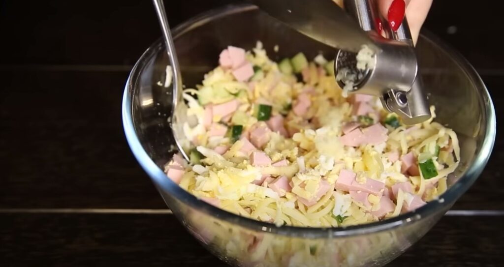 Salát z nejjednodušších ingrediencí - Recept na rychlé a levné jídlo