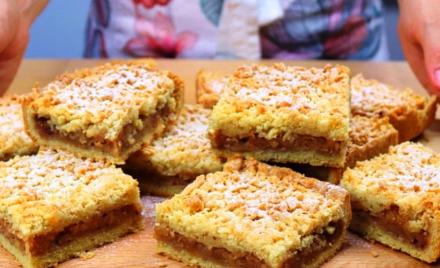 Babiččin recept - nastrouhaný jablečný koláč Babiččin recept - nastrouhaný jablečný koláč