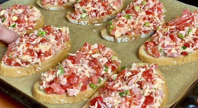 Nevyhazujte starý chléb - upečte si tyto obložené chlebíky s chutnou směsí Nevyhazujte starý chléb - upečte si tyto obložené chlebíky s chutnou směsí