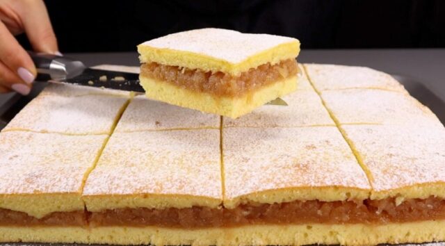 Těsto jen nalijte na nastrouhaná jablka - rychlý jablečný koláč ke kávě Těsto jen nalijte na nastrouhaná jablka - rychlý jablečný koláč ke kávě