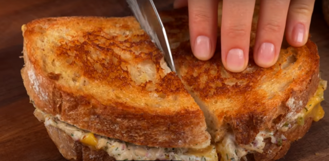 Vaječná omeleta se zeleninou a zapečenou bagetou