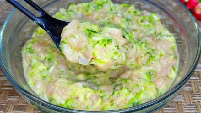 Recept na kuřecí placičky s kousky cukety Recept na kuřecí placičky s kousky cukety