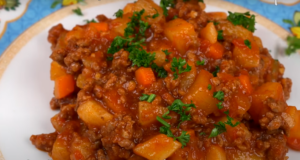 Mleté maso s bramborami a mrkví v rajčatové omáčce Mleté maso s bramborami a mrkví v rajčatové omáčce