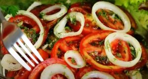 Osvěžující letní rajčatový salát s cibulí a provoněným koprem Rajčatový salát s cibulí a koprem