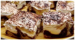 Neodolatelná buchta snů plněná vanilkovým pudinkem a vrstvou ze zakysané smetany Buchta snů s vanilkovým pudinkem a zakysanou smetanou