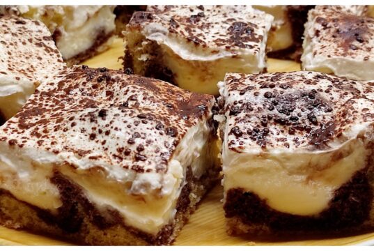 Buchta snů s vanilkovým pudinkem a zakysanou smetanou