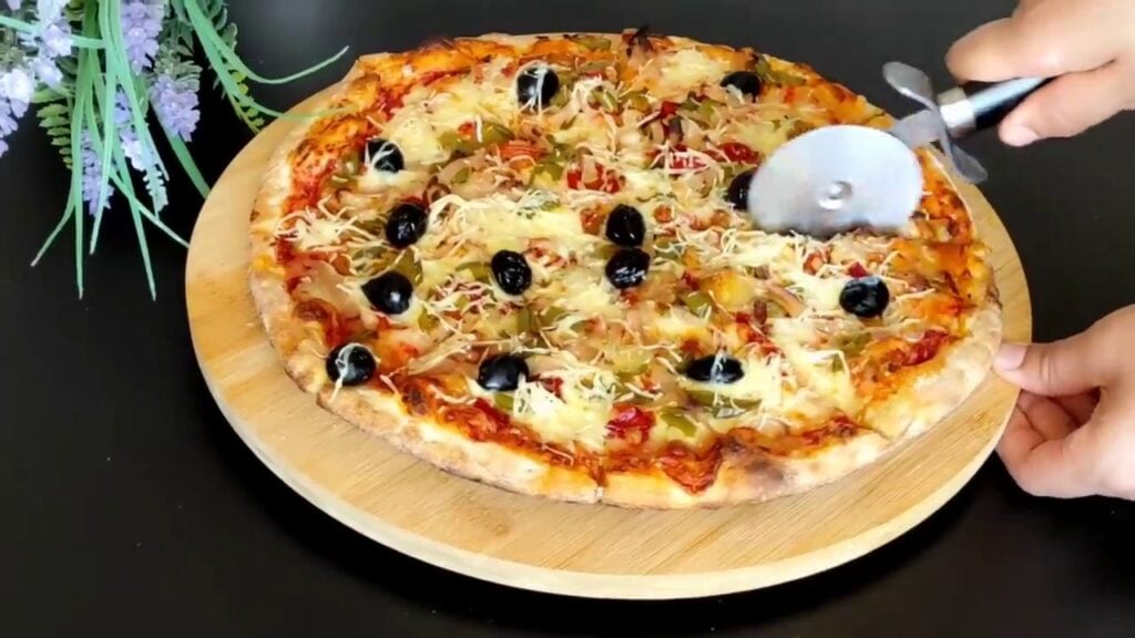 Upečte si vlastní kulinářskou legendu: Recept na dokonalou domácí pizzu!