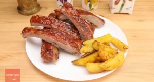 Marinovaná pečená žebírka podávaná s delikátními pečenými bramborami Marinovaná pečená žebírka podávaná s delikátními pečenými bramborami