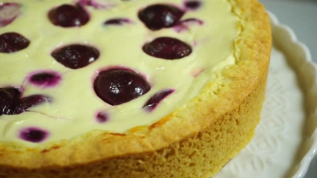 Třešňový dort s jemným tvarohovým krémem a zakysanou smetanou