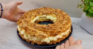 Krásný mandlový věnec plněný pudinkovým krémem Krásný mandlový věnec plněný pudinkovým krémem
