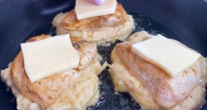 Bramborové placičky s kuřecími prsíčky a sýrem podávané s jemným dresinkem Bramborové placičky s kuřecími prsíčky a sýrem podávané s jemným dresinkem