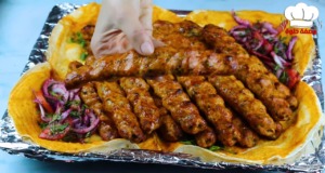 Netradiční kuřecí špízy z mletého masa, tortillou a zeleninou Netradiční kuřecí špízy z mletého masa, tortillou a zeleninou