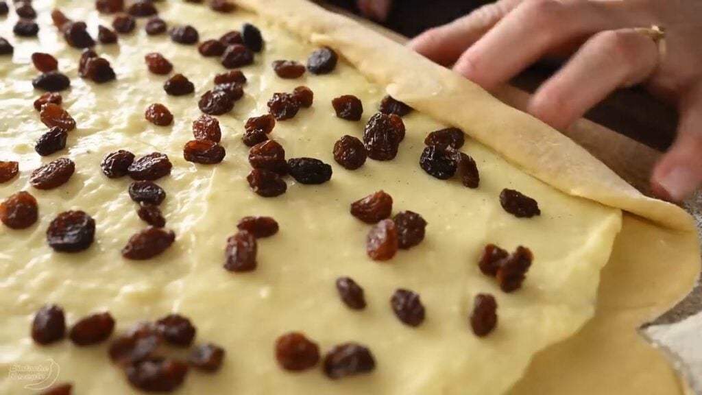 Domácí pudinkoví šneci s rozinkami a meruňkovým džemem