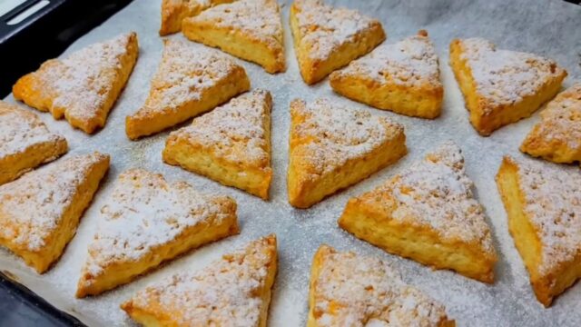 Trojúhelníčky ze zakysané smetany s cukrem Trojúhelníčky ze zakysané smetany s cukrem