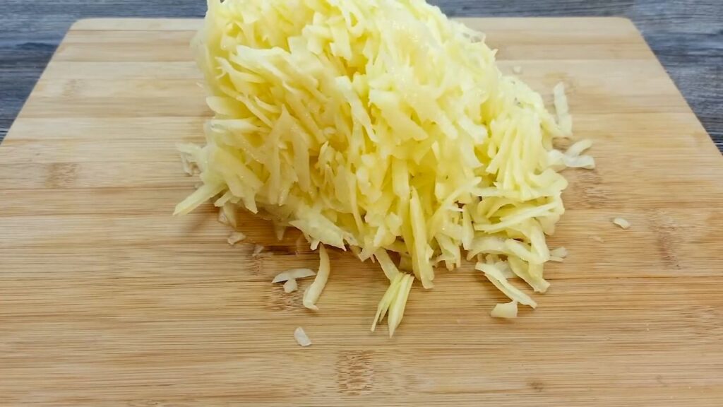 Bramborové bramboráčky s rajčaty, sýrem a zelenou cibulkou