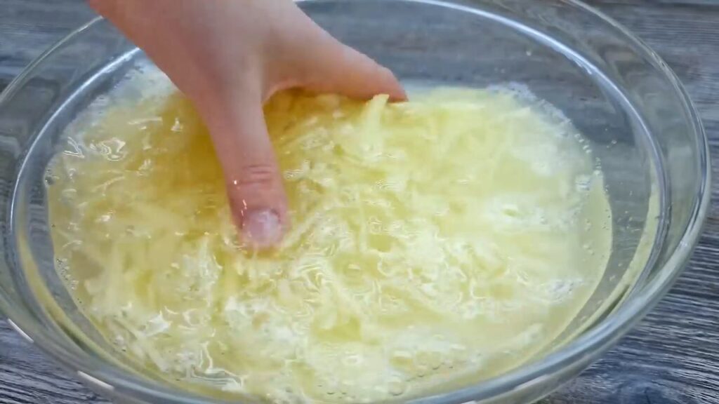 Bramborové bramboráčky s rajčaty, sýrem a zelenou cibulkou