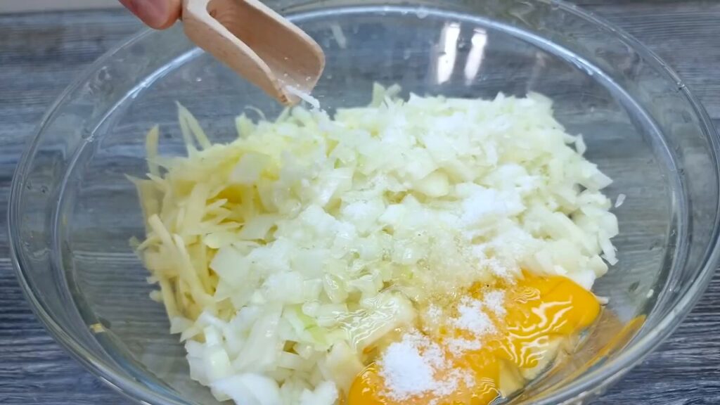 Bramborové bramboráčky s rajčaty, sýrem a zelenou cibulkou