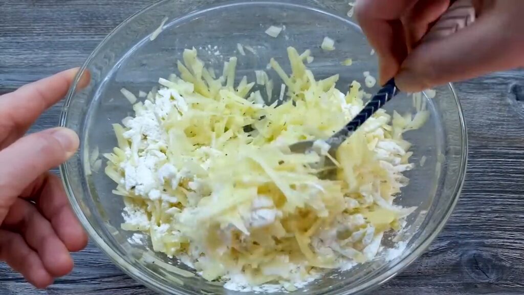 Bramborové bramboráčky s rajčaty, sýrem a zelenou cibulkou