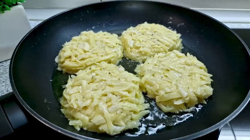 Bramborové bramboráčky s rajčaty, sýrem a zelenou cibulkou