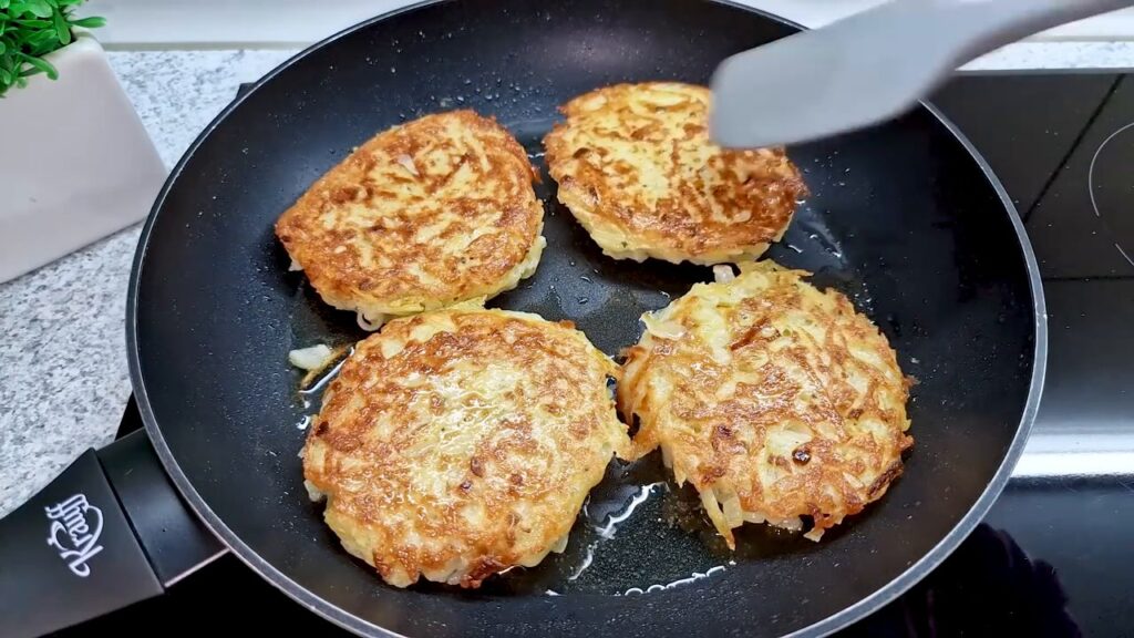 Bramboráčky zapečené s rajčaty, sýrem a zelenou cibulkou