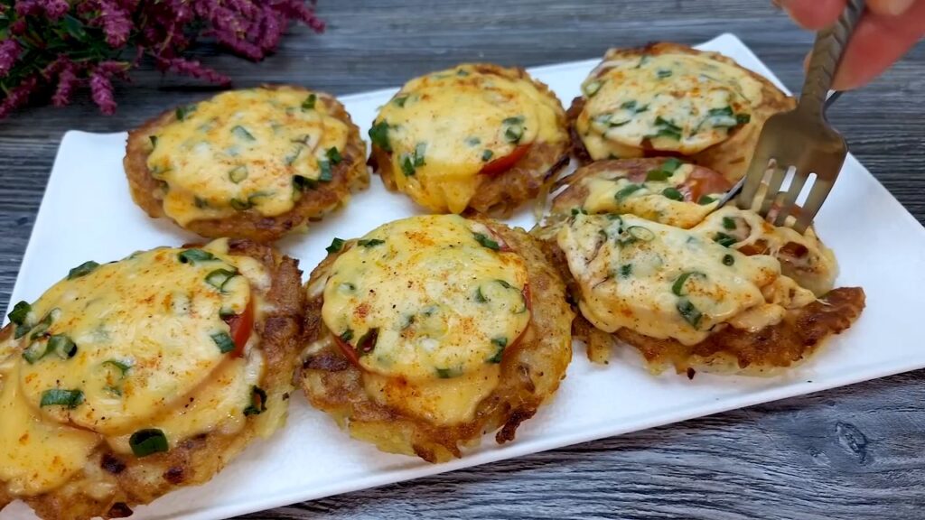 Bramboráčky zapečené s rajčaty, sýrem a zelenou cibulkou