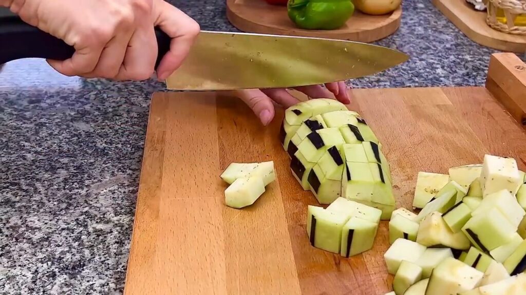 Zapečené kostky baklažánu se zeleninou a sýrem