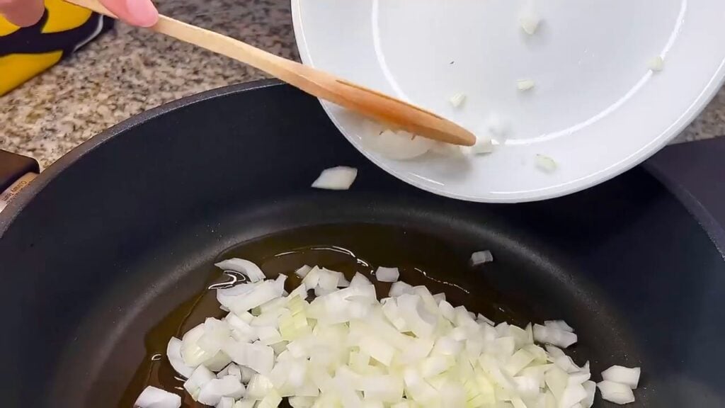 Zapečené kostky baklažánu se zeleninou a sýrem