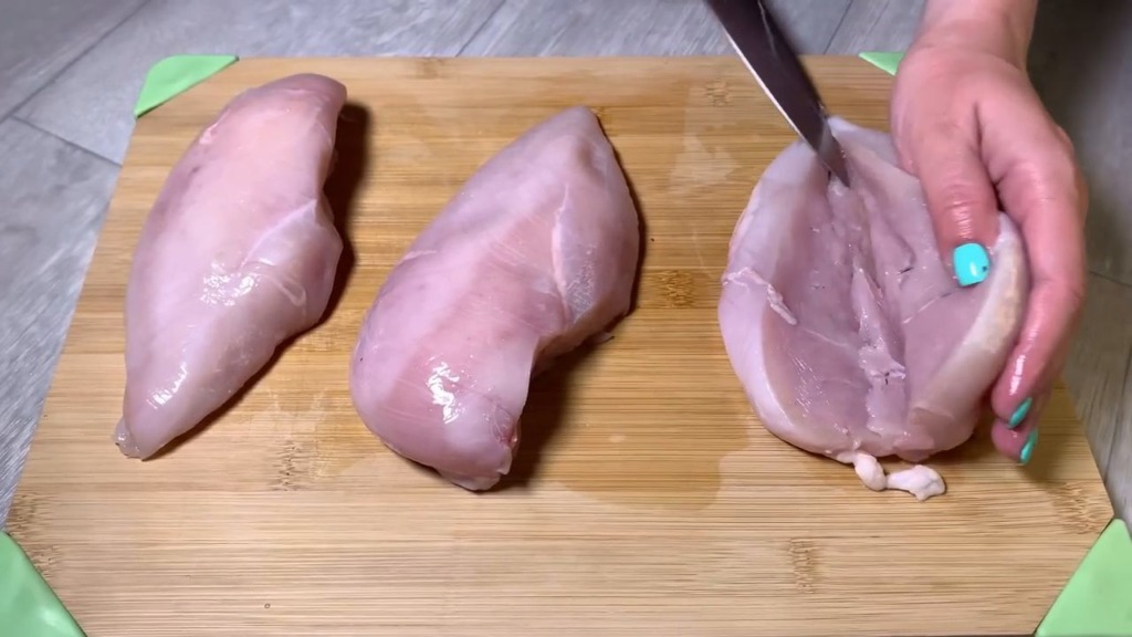 Zapečená kuřecí prsa s lahodnou směsí a sýrem podávaná se salátem
