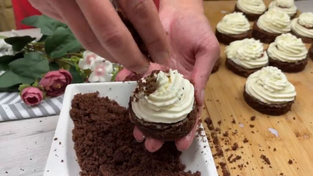 Úžasné dortíky plněné mascarpone krémem a jahodovým džemem v drobence