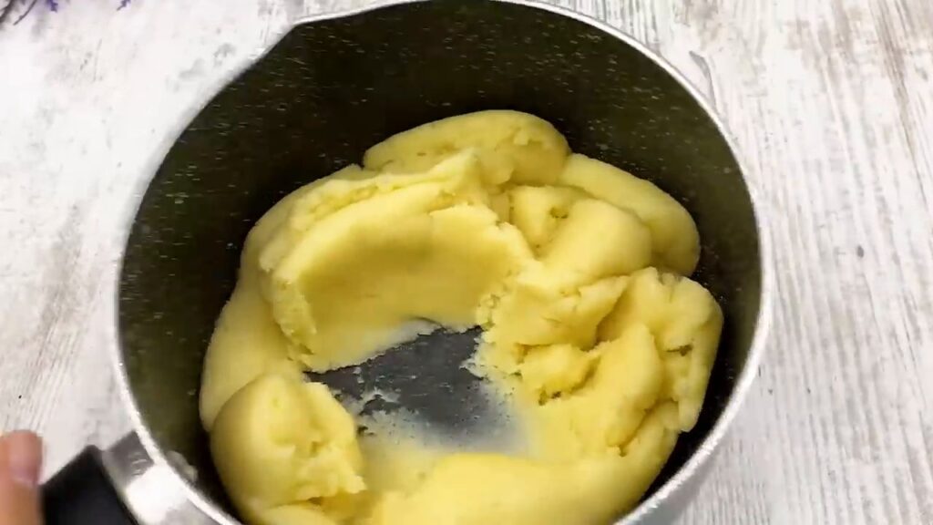 Nádherná mandlová delikatesa s jemným pudinkovým krémem