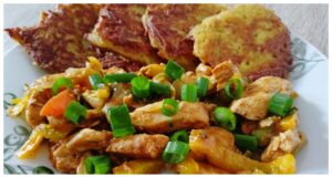 Kuřecí směs se zeleninou a křupavé bramboráky: Rychlá a sytá večeře