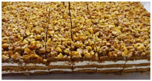 Recept na Medové řezy – dokonalé a velmi chutné Vysoké medové řezy s ořechy a krupicovým krémem – vláčný dezert, který potřebuje čas