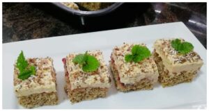 Ořechový koláč s karamelovým krémem a višňovým džemem Ořechový koláč s karamelovým krémem a višňovým džemem