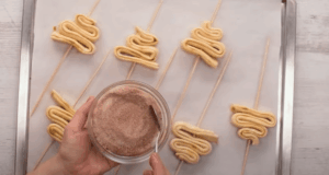 Snadný recept na skořicový dezert z listového těsta na špejli!