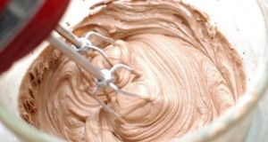 Oblíbený ořechový krém, který skvěle dochutí váš dezert