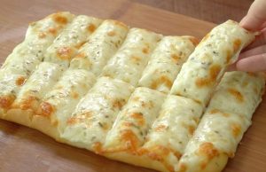 Chutné pohoštění pro přátele a rodinu: Tyčinky se sýrem a oreganem!