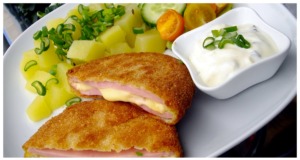 Smažený jemný salám plněný sýrem Gouda s bramborami