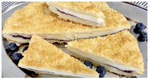 Tvaroháček s drobenkou: Rychlý a vláčný recept na koláč, který milují děti i dospělí Tvaroháček s drobenkou a s borůvkovou marmeládou
