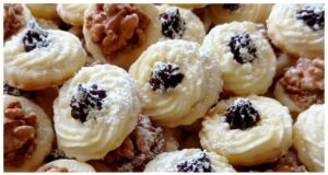 Tvarohové a ořechové koláčky: Recept na křehké domácí koláče se dvěma tradičními náplněmi Tvarohové a ořechové koláčky: Recept na vláčné těsto s dvěma oblíbenými náplněmi