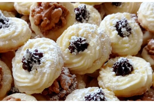 Tvarohové a ořechové koláčky: Recept na vláčné těsto s dvěma oblíbenými náplněmi