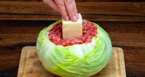 Netradiční! Hlávka bílého zelí plněná mletým masem a sýrem, zabalená ve slanině! Hlávka bílého zelí plněná mletým masem a sýrem, zabalená ve slanině a podávaná s jemnou omáčkou