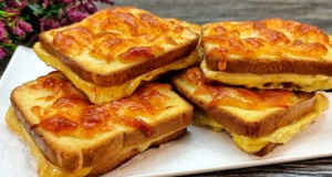 Zapečené toasty se sýrem, šunkou a máslem – Výborná snídaně hotová! Zapečené toasty se sýrem, šunkou a máslem ve vaječné směsi - Výborná snídaně hotová!