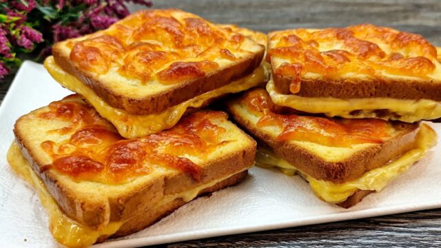 Zapečené toasty se sýrem, šunkou a máslem ve vaječné směsi - Výborná snídaně hotová!