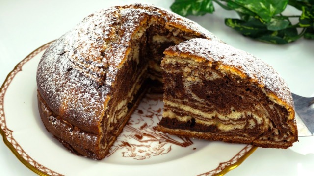 Jednoduchý dvoubarevný pavoučí koláč Jednoduchý dvoubarevný pavoučí koláč