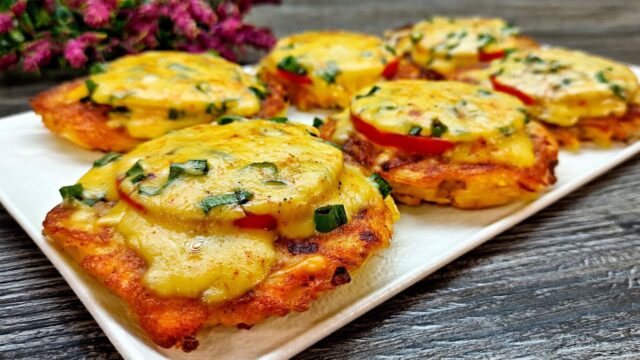 Bramboráčky zapečené s rajčaty, sýrem a zelenou cibulkou Bramboráčky zapečené s rajčaty, sýrem a zelenou cibulkou