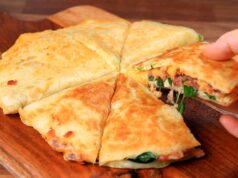 Oslňující snídaně: Tortilla s rajčaty, sýrem feta a avokádovým salátem