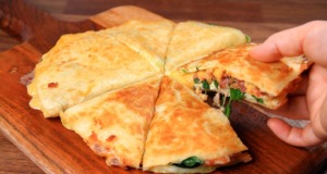 Oslňující snídaně: Tortilla s rajčaty, sýrem feta a avokádovým salátem Oslňující snídaně: Tortilla s rajčaty, sýrem feta a avokádovým salátem