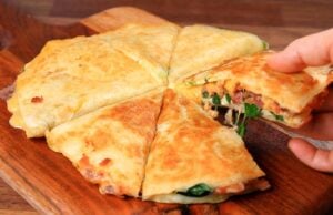 Oslňující snídaně: Tortilla s rajčaty, sýrem feta a avokádovým salátem