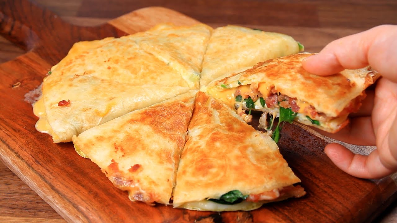 Oslňující snídaně: Tortilla s rajčaty, sýrem feta a avokádovým salátem