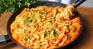 Nudle v rajčatové omáčce s kuřecími prsíčky, zeleninou a mozzarellou Nudle v rajčatové omáčce s kuřecími prsíčky, zeleninou a mozzarellou